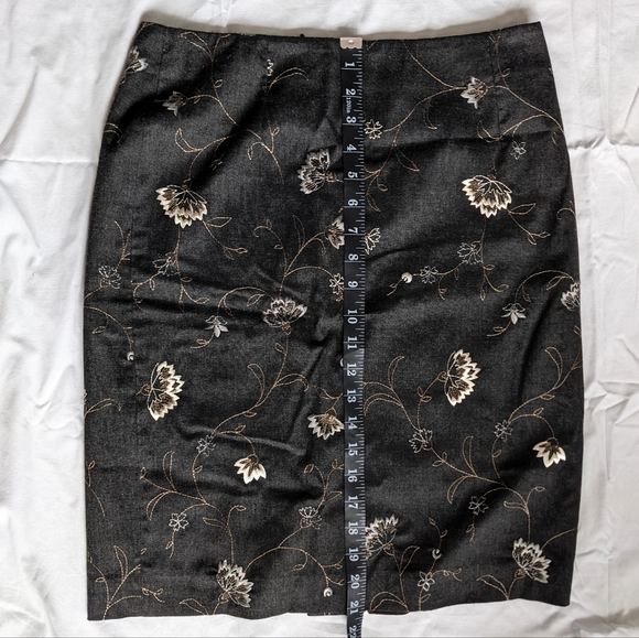 Ann Taylor LOFT charcoal embroidered pencil skirt, size 6 - Picture 6 of 8